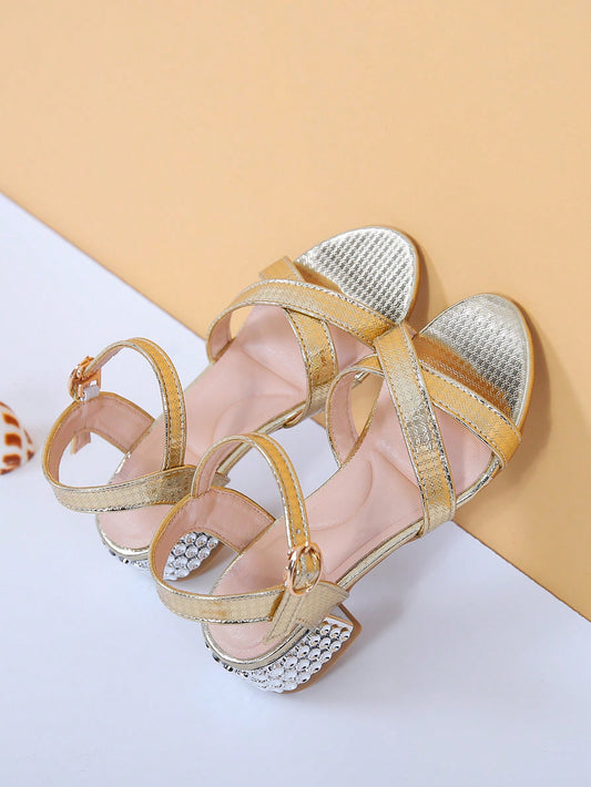 These high heeled sandals are a must-have for summer with their chic checkered pattern. Perfect for any occasion, they offer both style and comfort. Elevate your outfit with these versatile and on-trend sandals.