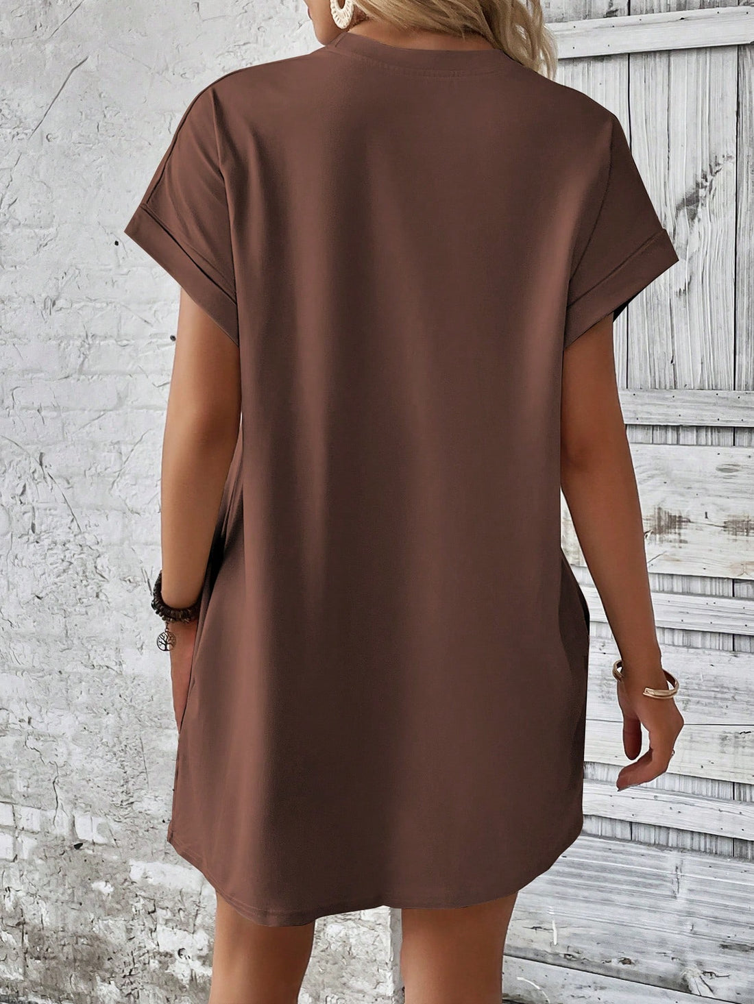 Effortlessly chic, this solid color dress will be a go-to for summer days. The round neck and pockets add functionality while the simple design keeps it stylish.