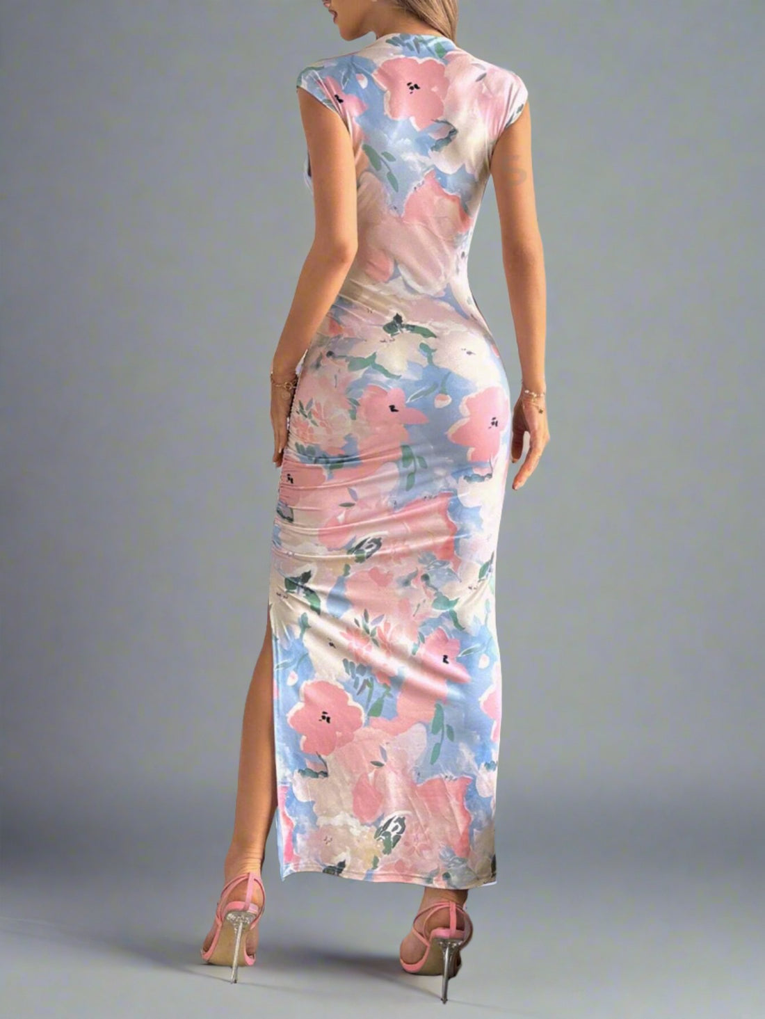 Effortlessly elevate your style with our Elegant Watercolor Floral Print Midi Dress. Perfect for holidays and daily wear, this dress features a beautiful watercolor floral print that adds a touch of sophistication to any occasion. Made with high-quality materials, this dress is both comfortable and stylish, making it a must-have for any fashion-forward wardrobe.