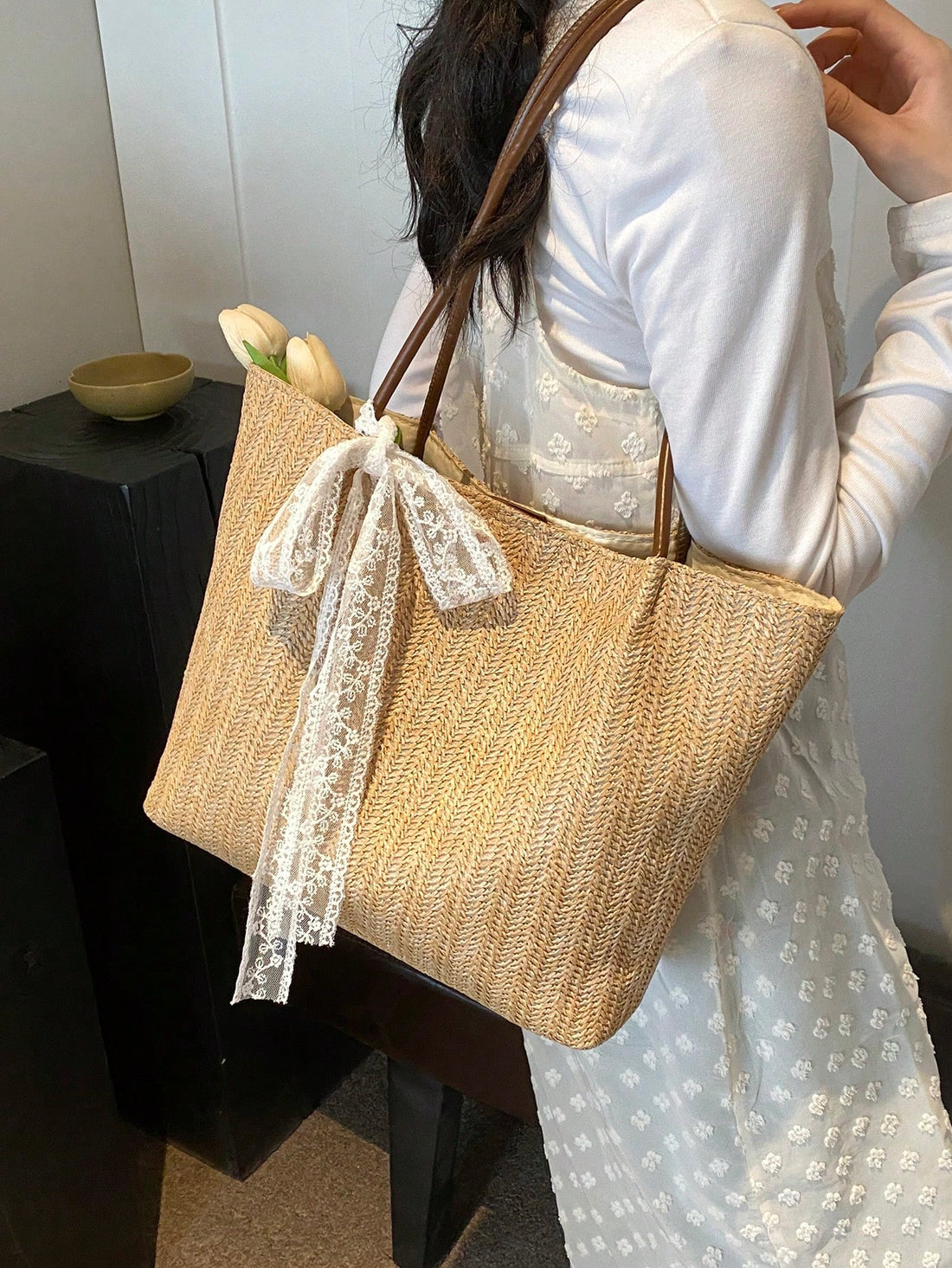 Discover the perfect blend of style and functionality with our Chic Forest Style Women's Tote Bag. Designed for lightness and convenience, this bag is ideal for travel and shopping. Add a touch of elegance to your wardrobe with this must-have tote bag.