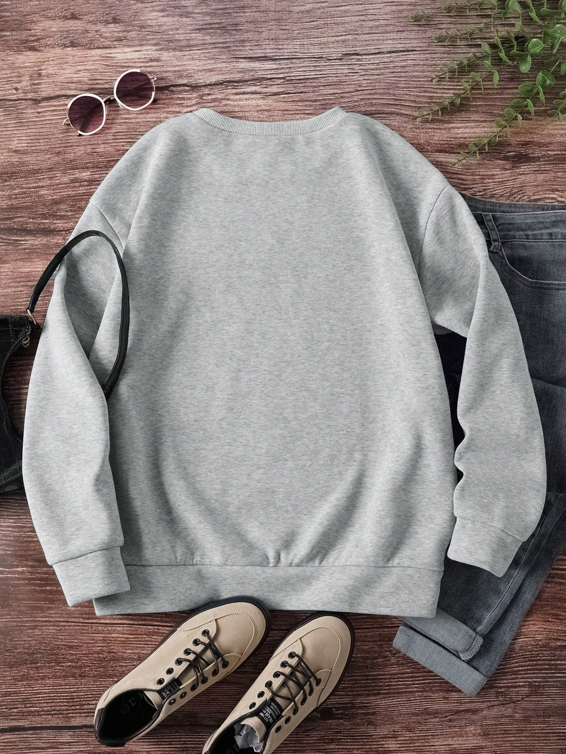 Stay cozy and stylish with our Casual Long Sleeve Sweatshirt, featuring English letter printing. Made for comfort, this sweatshirt is perfect for lounging or everyday wear. Enjoy the soft feel and casual look, while making a statement with the bold letter print. Stay comfortable and fashionable with Cozy Comfort.