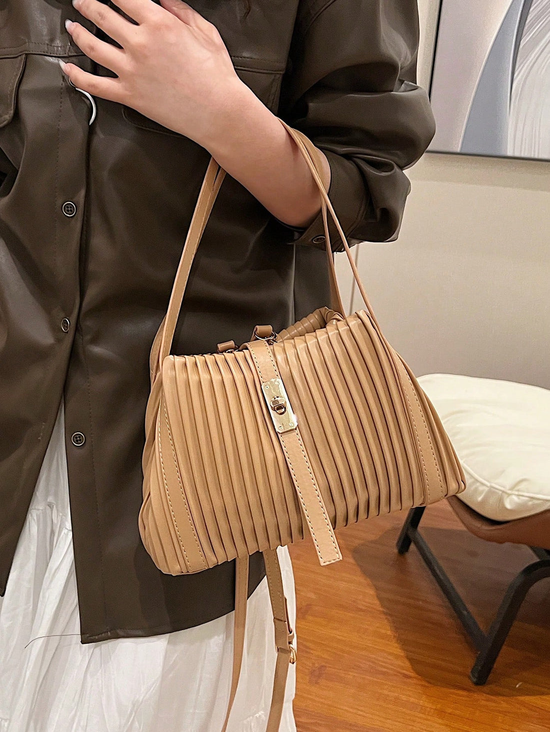 Introducing our latest handbag for 2024! The Cabbage Basket Style Solic Color handbag is the perfect combination of fashion and functionality. With a unique design and versatile color, this bag is a must-have for any casual outfit. Stay on trend with this stylish accessory.