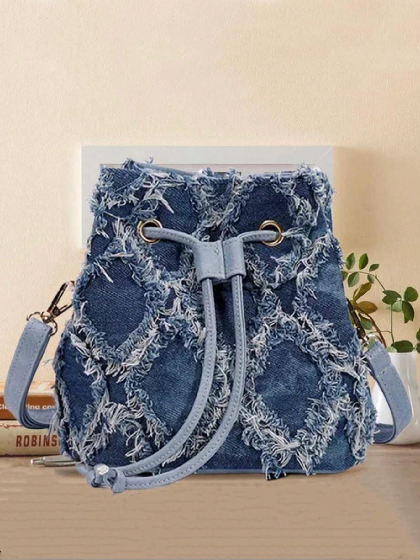 The Diamond Lattice Mini Sling Bag is the ultimate daily outdoor accessory. With its unique diamond lattice design and compact size, it combines style and functionality. Perfect for everyday use, it offers convenience and versatility for any outdoor activity.