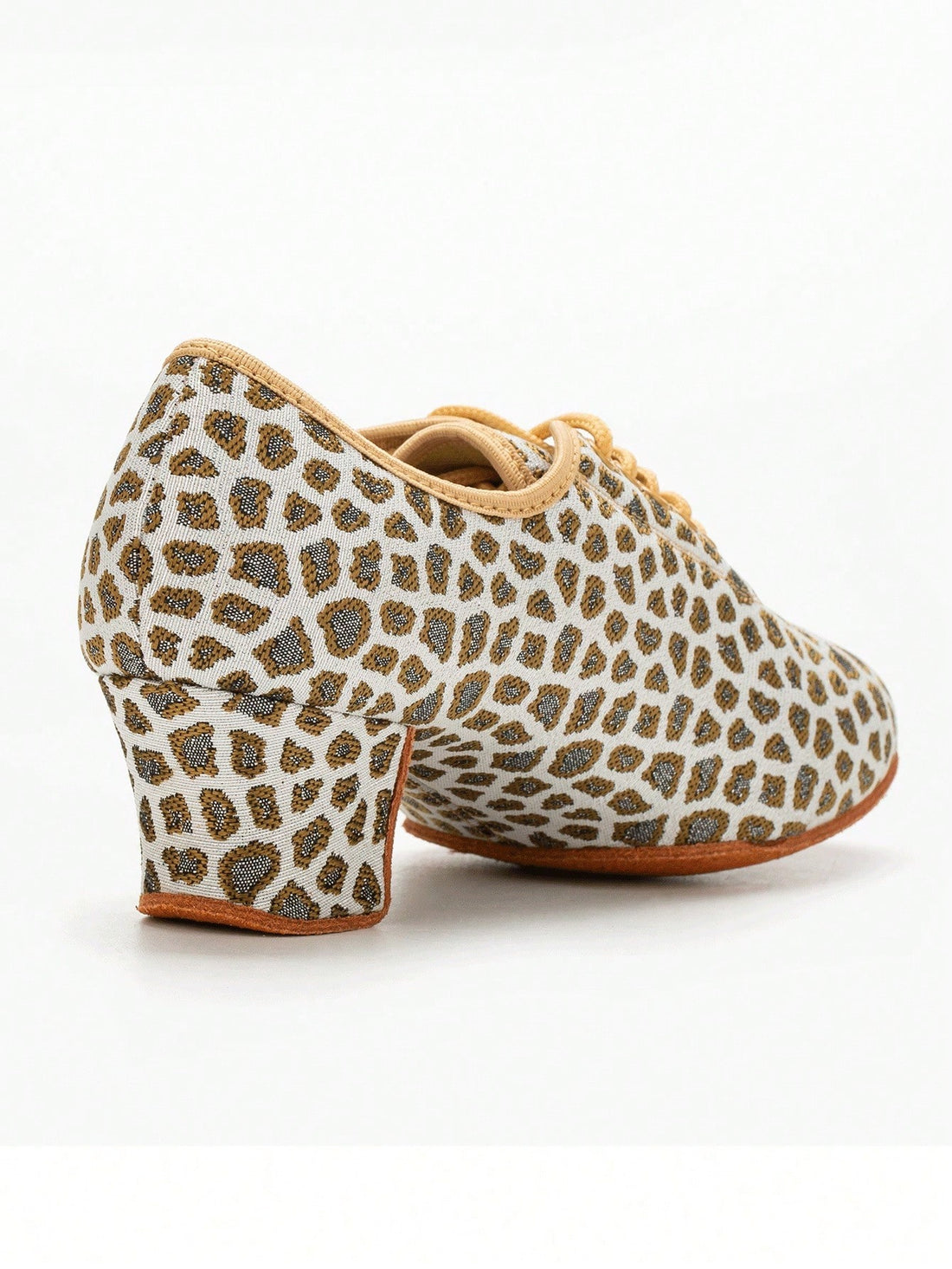 These high-quality Leopard Print Ballroom Salsa Dance Shoes are designed for professional practice and stage performance for women. With their eye-catching leopard print and superior construction, they provide both style and functionality. Enjoy improved performance and confident steps with these must-have dance shoes.
