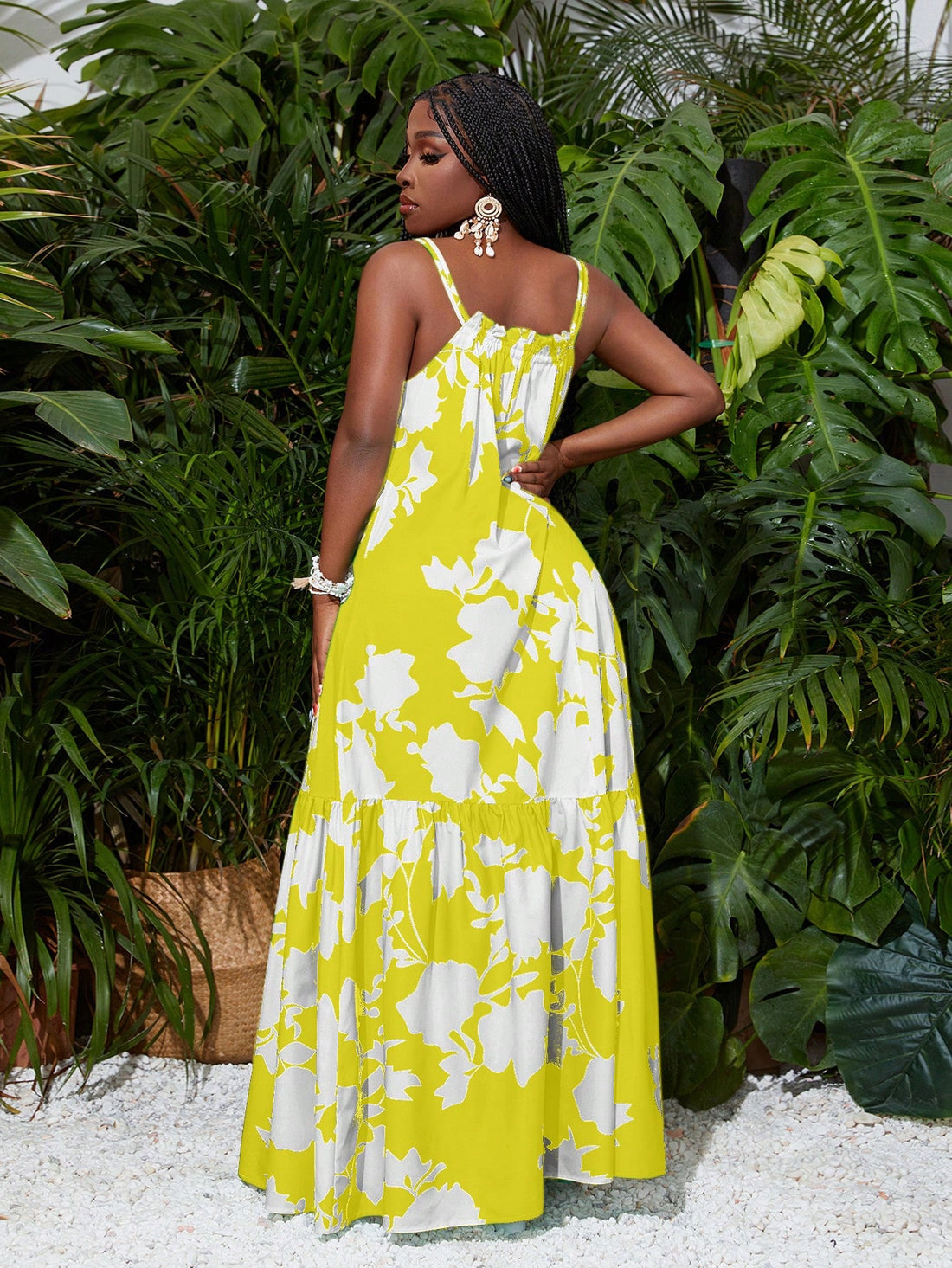 Transform into a summer goddess with our Chic Green Plant Print Maxi Dress. This effortless style features a vibrant print of lush green plants, perfect for your next beach day or outdoor event. Embrace the warm weather in style and comfort.