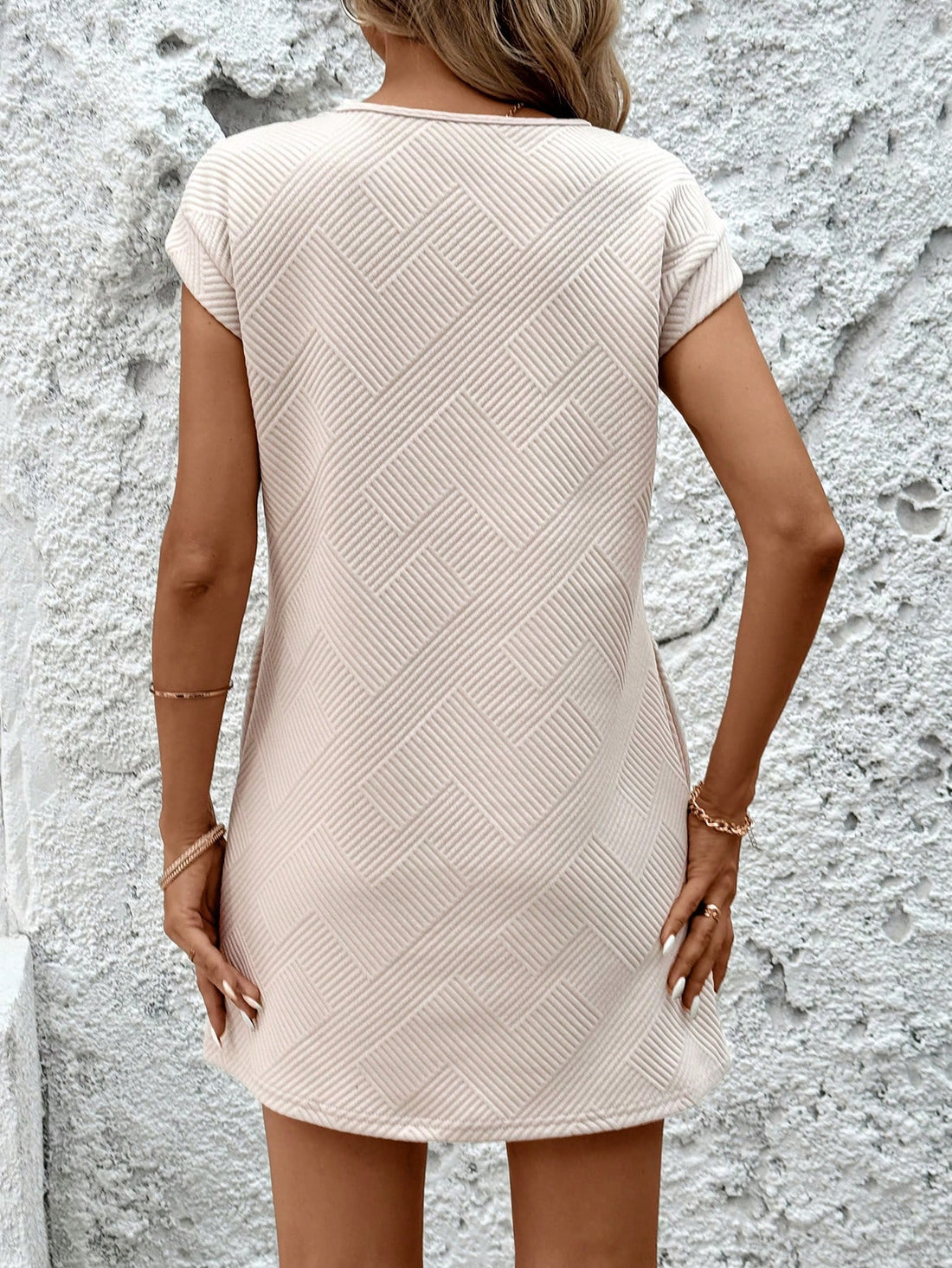 This dress is Effortless Elegance in every way! The textured jacquard fabric adds a touch of sophistication, while the pockets offer practicality. An effortlessly elegant option for any summer occasion.