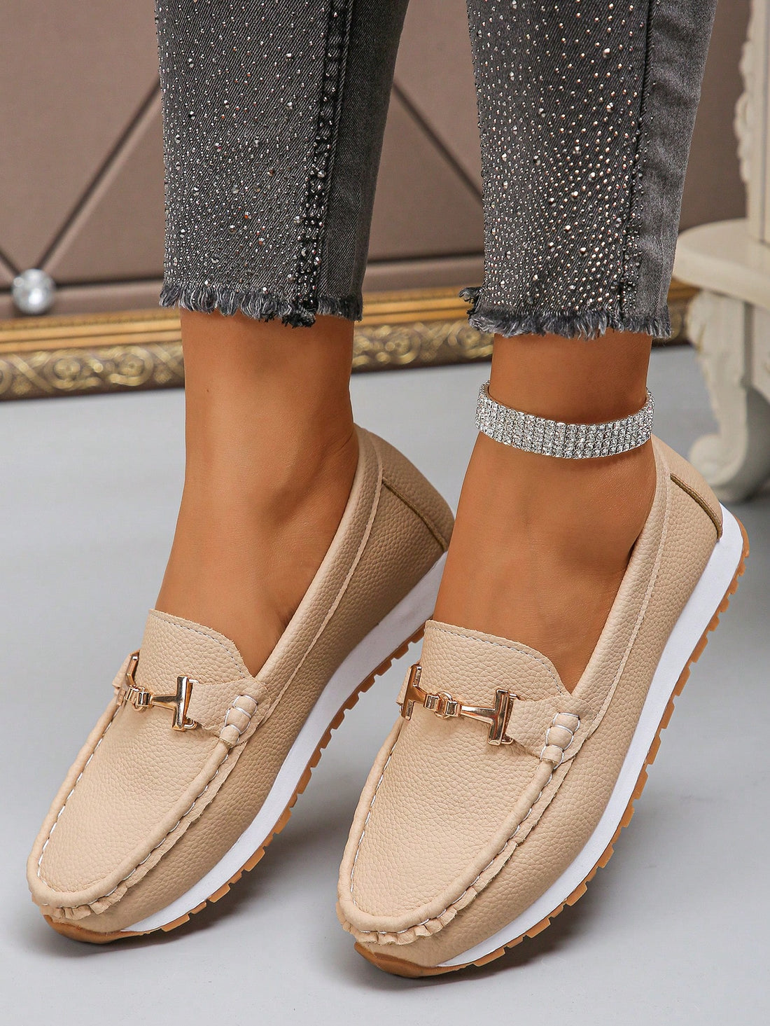 Expertly crafted for women on the go, these Chic Solid Color Flat Shoes are the perfect choice for daily commuting. Made with comfort and style in mind, these flats are designed to keep you comfortable and stylish throughout your busy day. With a variety of colors to choose from, these shoes are a versatile and practical addition to any wardrobe.