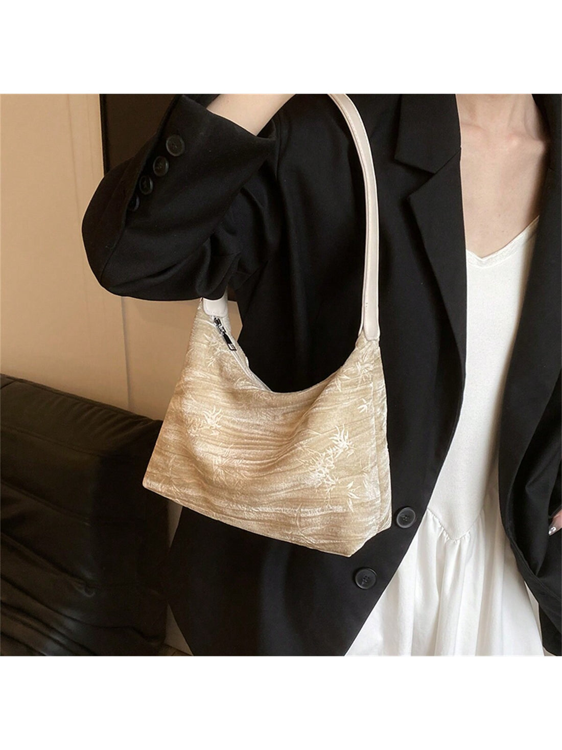 This Maple Leaf Printed Large Capacity Crossbody Bag is perfect for young girls, professionals, and office ladies. Its stylish design and large capacity make it a practical and fashionable choice for everyday use. Stay organized and on-trend with this crossbody bag.