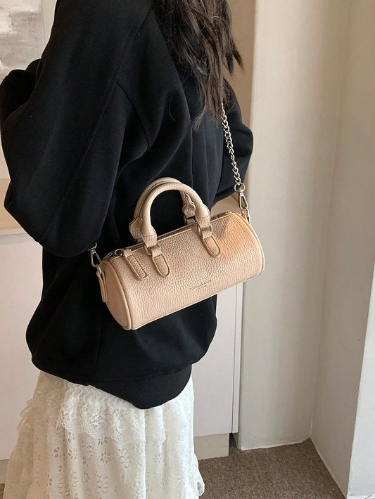 Introducing the Pretty in Pink shoulder bag, designed for the fashion-forward woman on-the-go. Crafted from high-quality PU leather, this bag is both stylish and functional. With its versatile design, it is the perfect accessory for any occasion - from a day out with friends to a romantic date.