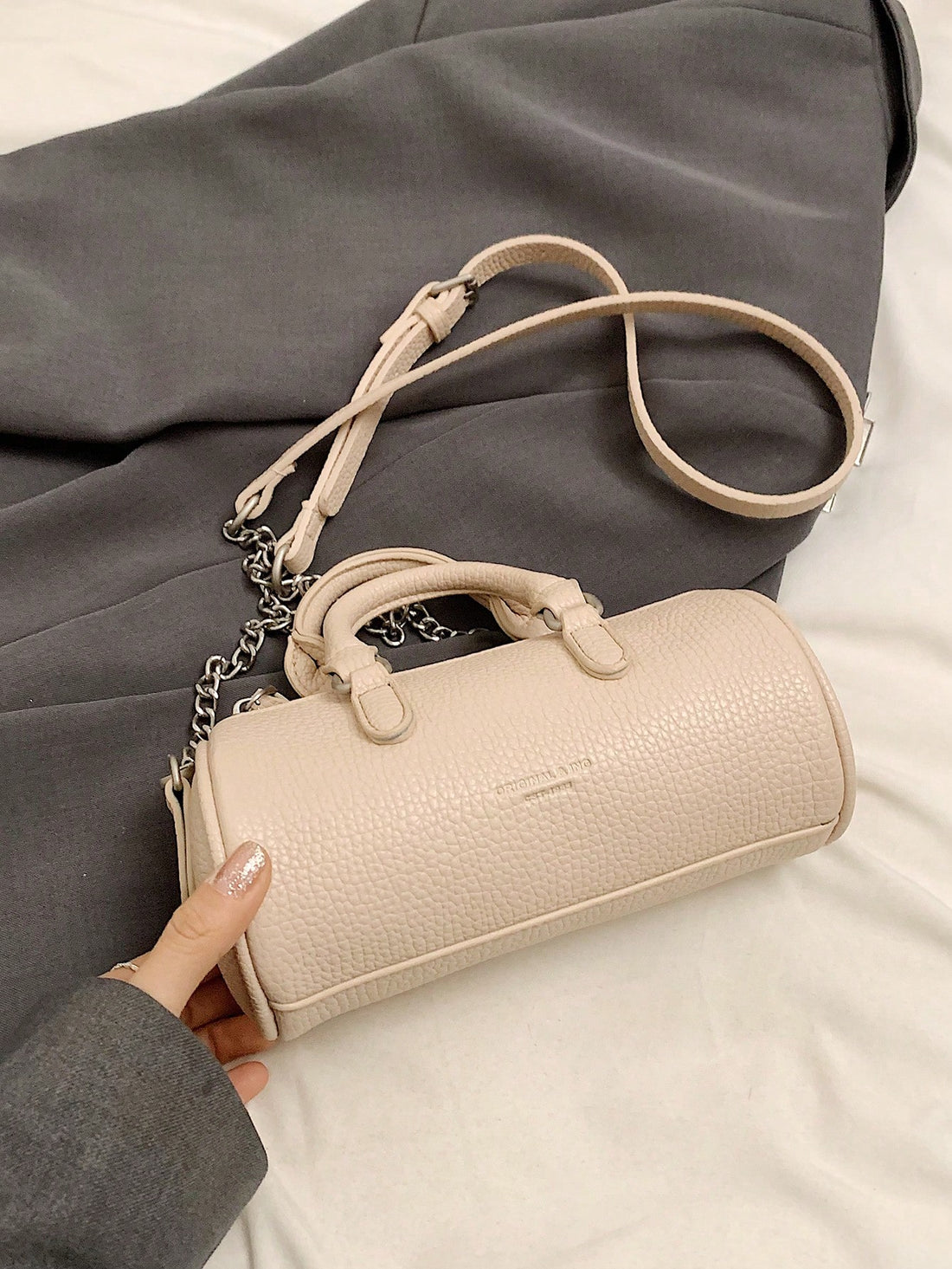 Introducing the Pretty in Pink shoulder bag, designed for the fashion-forward woman on-the-go. Crafted from high-quality PU leather, this bag is both stylish and functional. With its versatile design, it is the perfect accessory for any occasion - from a day out with friends to a romantic date.