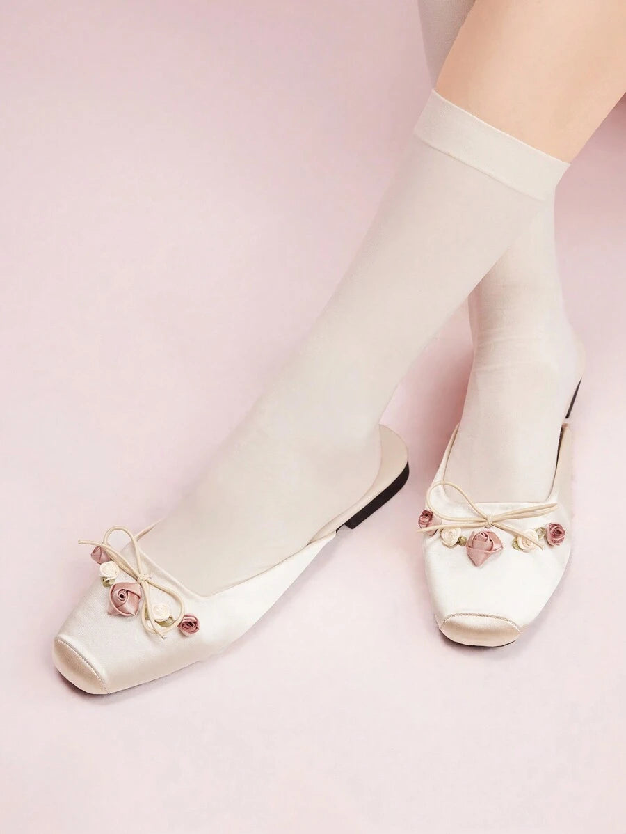 Step into elegance with these stunning 3D flower decor flat loafers, designed to elevate your everyday style. Featuring intricate dimensional floral embellishments, these loafers combine artistic flair with practical comfort. The flat sole provides all-day wearability, while the refined silhouette works seamlessly from casual outings to festive occasions. Crafted for the modern woman who appreciates distinctive details, these loafers make an exceptional choice for holiday gifting or personal indulgence. A v