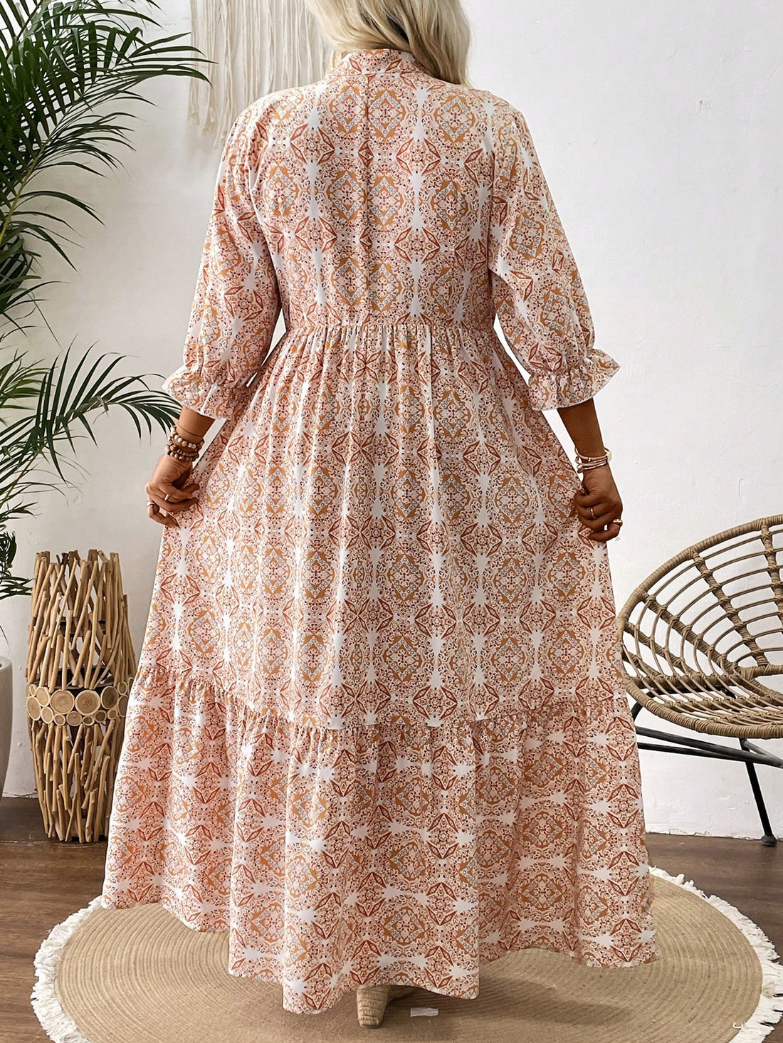 Get ready to effortlessly elevate your beach style with this Plus Size Blue & White Printed Beach Dress! The perfect blend of elegance and comfort, this dress is perfect for your summer vacations. With its unique print and flattering fit, you'll stand out in effortless style. Don't forget to pack this dress for your next beach getaway!