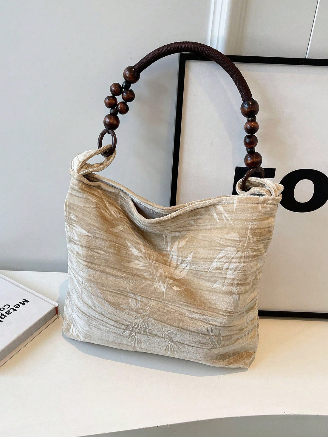 Expertly designed for everyday use, this tote bag features a unique leaf-embossed handle and soft cloth material. With a large capacity, it provides ample space for all your essentials. Perfect for any casual outing, this bag combines style and functionality effortlessly.