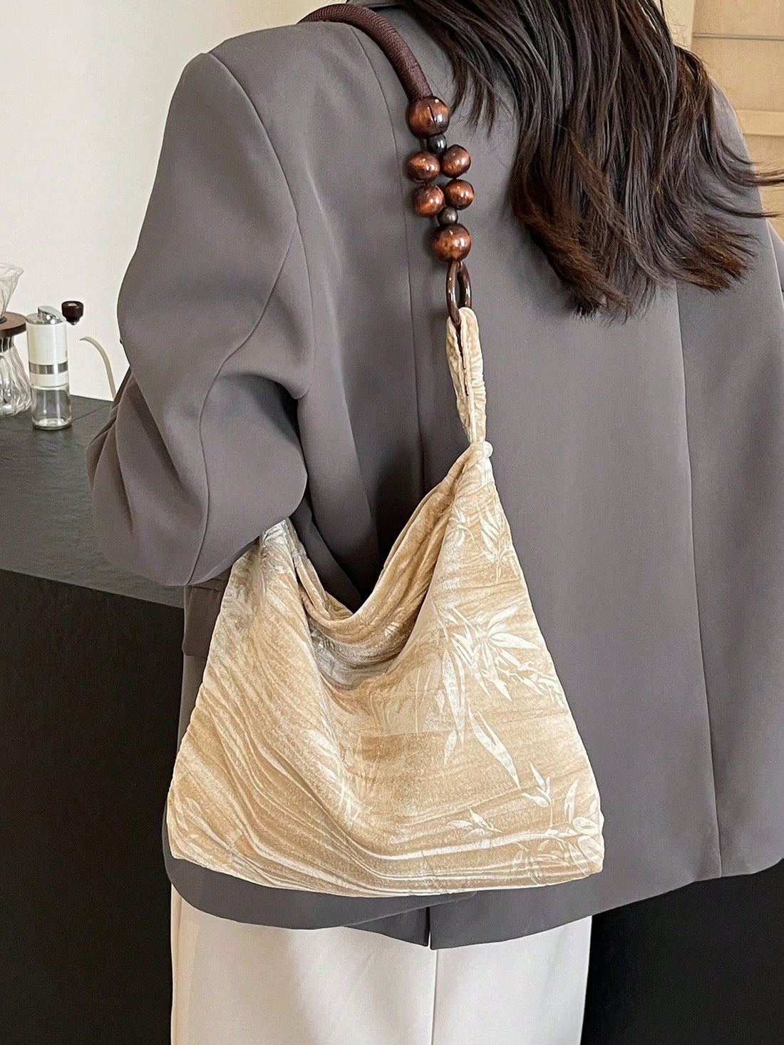 Expertly designed for everyday use, this tote bag features a unique leaf-embossed handle and soft cloth material. With a large capacity, it provides ample space for all your essentials. Perfect for any casual outing, this bag combines style and functionality effortlessly.