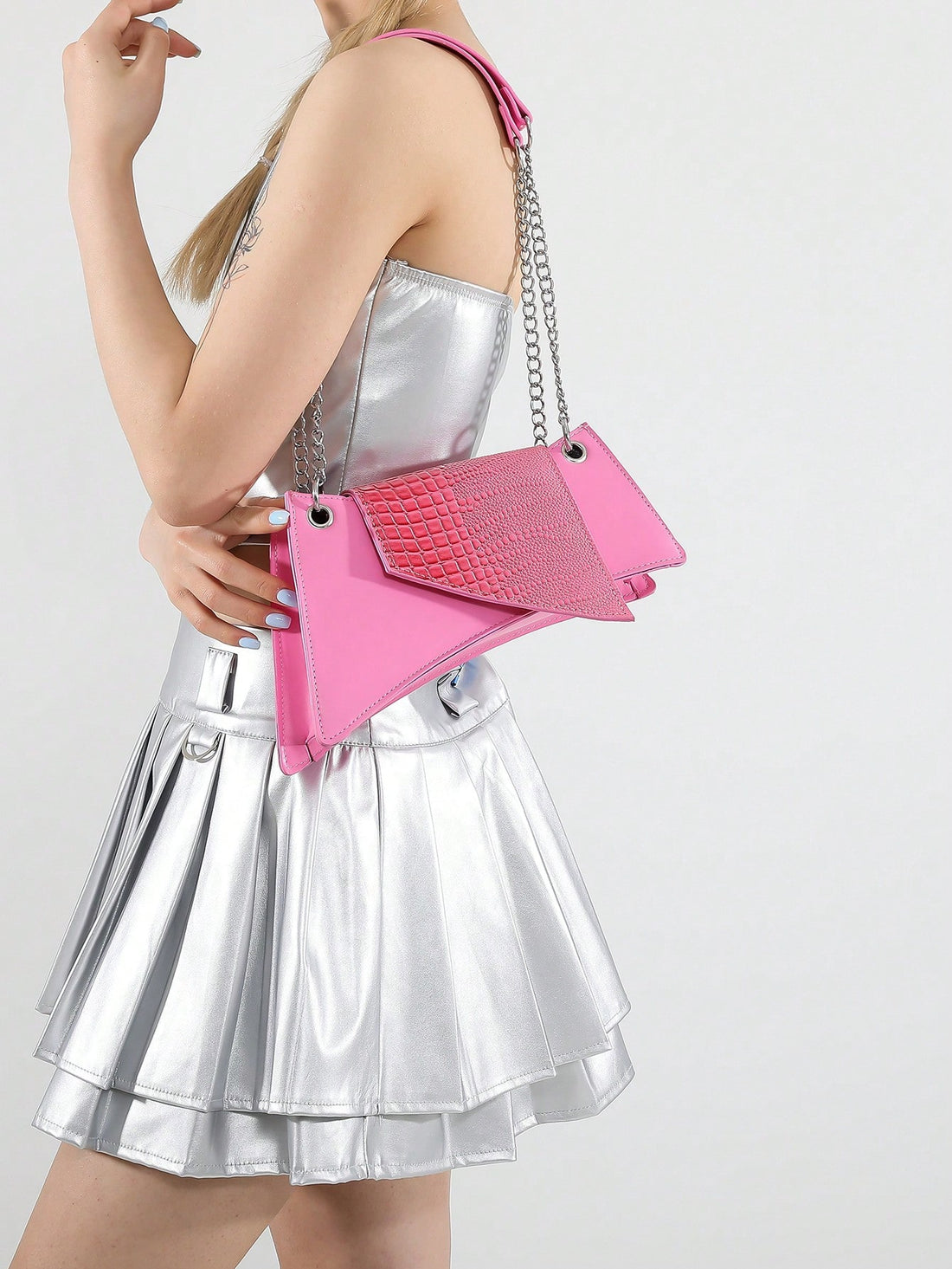 This chic shoulder bag features a stylish crocodile pattern, making it a perfect accessory for any commute, work day, or holiday. Its spacious design allows for convenient storage of all your essentials, while adding a touch of sophistication to your outfit. Made for the modern woman on-the-go.