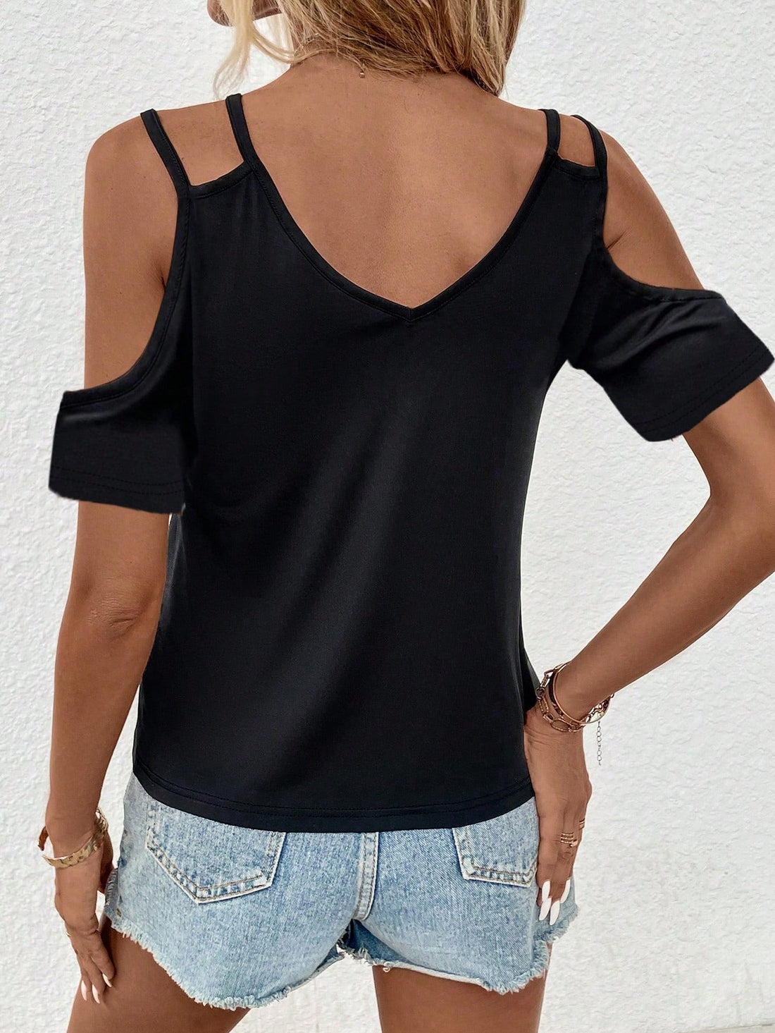 This fashionable American Flag Printed Cold Shoulder 4th of July T-Shirt is perfect for showing off your patriotic spirit. With its trendy cold shoulder design and vibrant American flag print, you'll be able to celebrate Independence Day in style. Made with high-quality materials, this shirt is both comfortable and stylish.