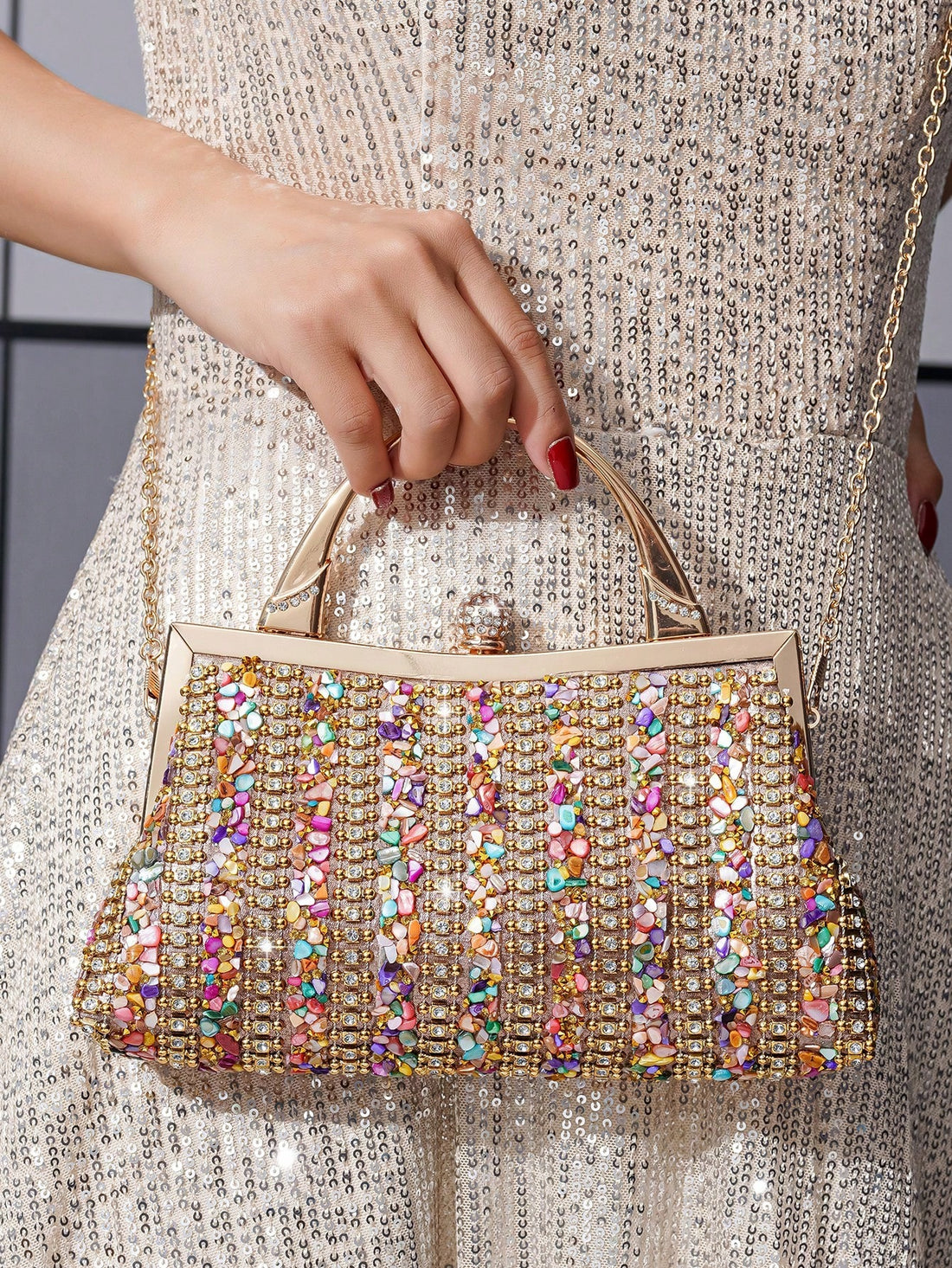 This Sparkle and Shine handbag is the perfect accessory for parties and dancing. Stand out with its shimmering glitter and add a touch of glamour to any outfit. The perfect size for all your essentials, it will keep you stylish and organized all night long.
