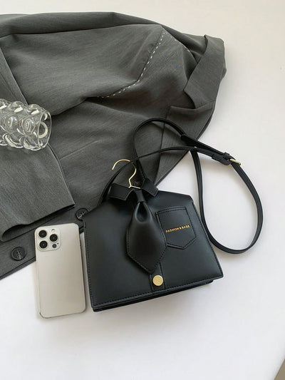 Chic Collar Crossbody: The Perfect Fashion Accessory and Phone Holder