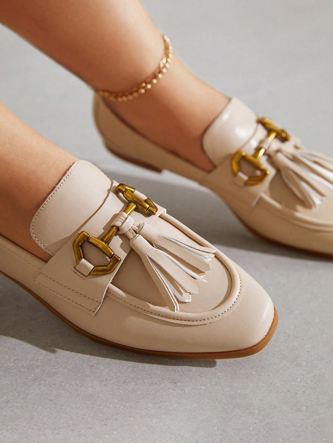 Designed for stylish summer business casual wear, these Elegant Fringe Loafers feature a timeless horse bit buckle. The soft fringe adds a touch of sophistication while the comfortable design makes them perfect for all-day wear. Make a statement with these classic loafers.