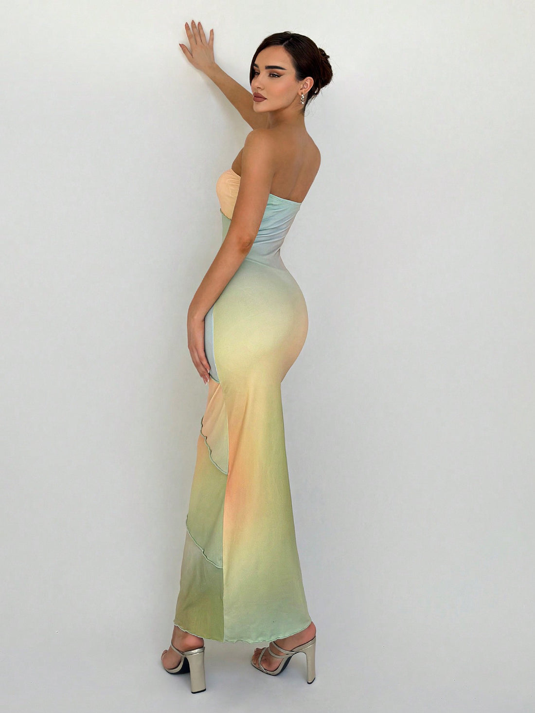 Get ready to turn heads in our Women's Elegant Smudged Gradient Bodycon Dress! This dress is perfect for romantic dates and vacations, with its smudged gradient design that adds a touch of playful elegance. Show off your curves and make a statement wherever you go. (Date night, vacation, and chicness all in one!)