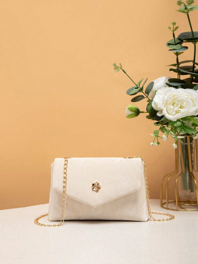 Chic Denim Flap Crossbody Bag: The Perfect Accessory for Stylish Women