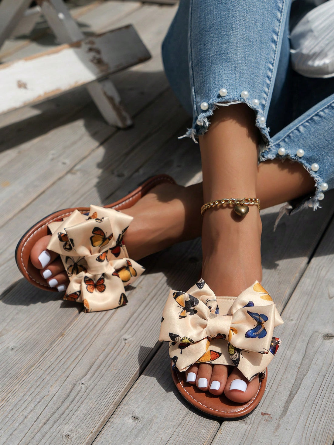 Step into holiday comfort with these Charming Christmas Butterfly Flat Slippers! Featuring a cute bow decor and versatile design, these slippers are both comfy and stylish. Perfect for snuggling up by the fire or running errands, these slippers will be your go-to festive footwear!(Holiday cuddles included!)