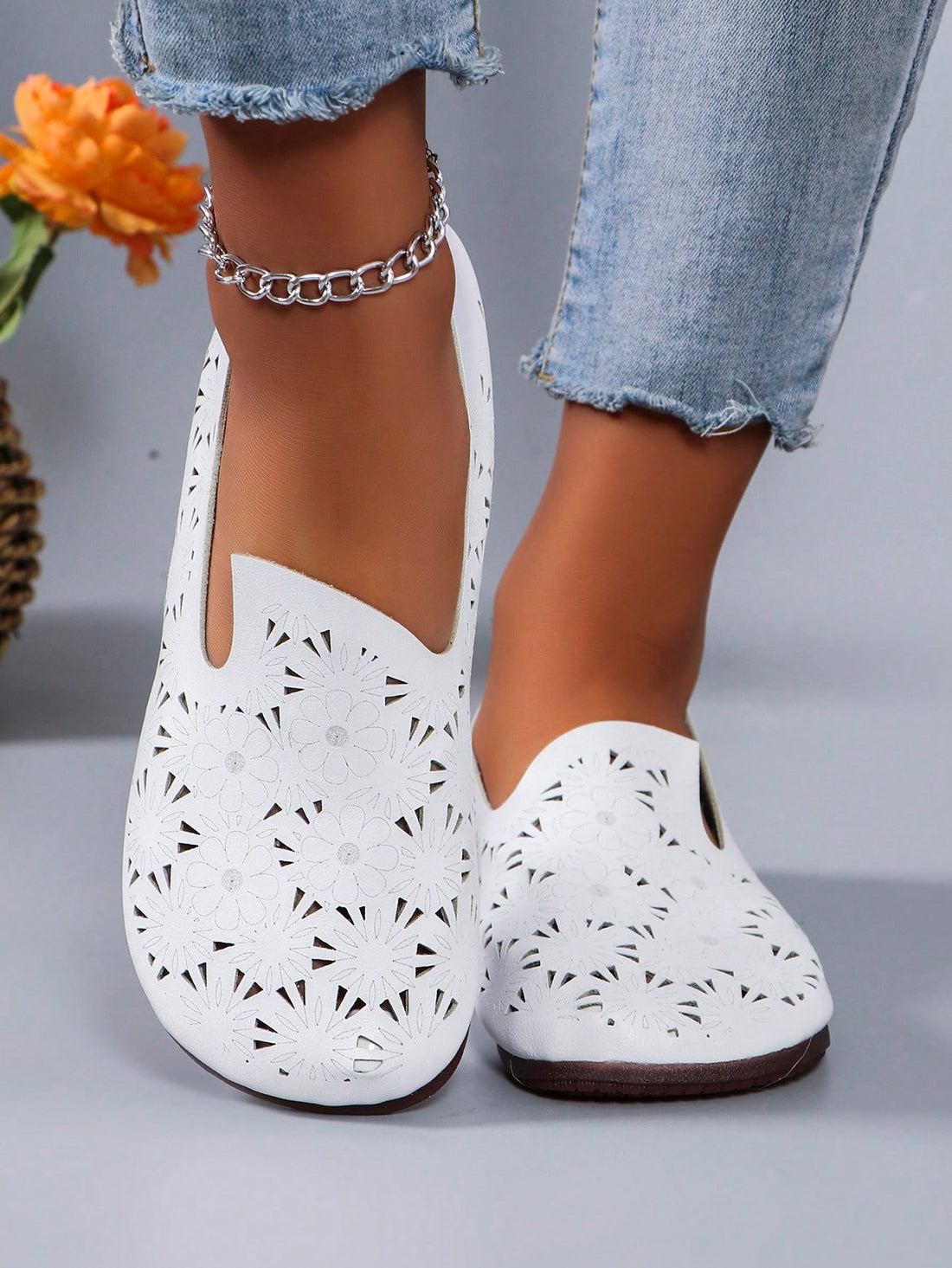 The Sunflower Daisy Mesh Casual Flat Shoes are designed for comfort and practicality. With their lightweight, non-slip sole, they are perfect for all-day wear and walking. The sunflower and daisy mesh design adds a touch of style to these functional shoes.