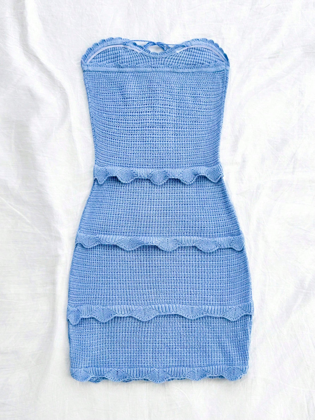 This charming blue strapless dress features a wavy hemline and a delicate bowknot detail, making it the perfect outfit for any summer occasion. The strapless design provides a flattering silhouette, while the wavy hem adds a touch of elegance. Enjoy the warm weather in style with this versatile and fashionable dress.