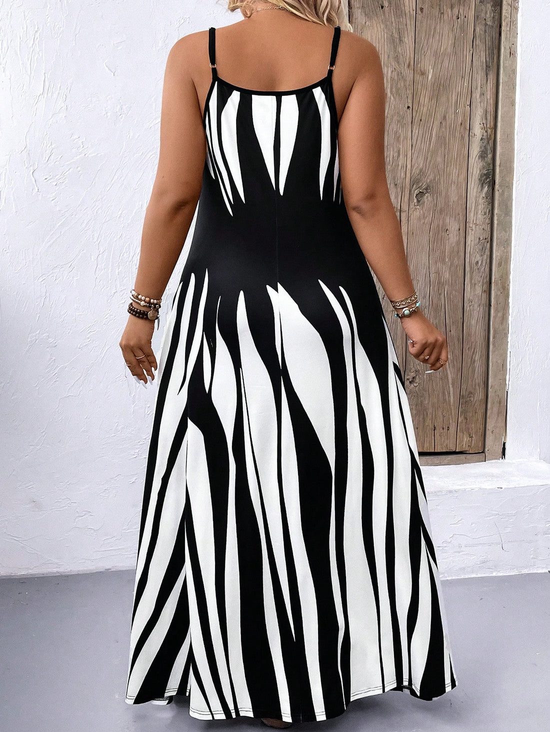 This effortlessly chic maxi dress is perfect for any occasion. Made for plus size figures, it features adjustable spaghetti straps and a blue & white striped design. Stay stylish and comfortable at the same time - without even trying. (Effortlessly chic, plus size, adjustable straps, blue & white striped)