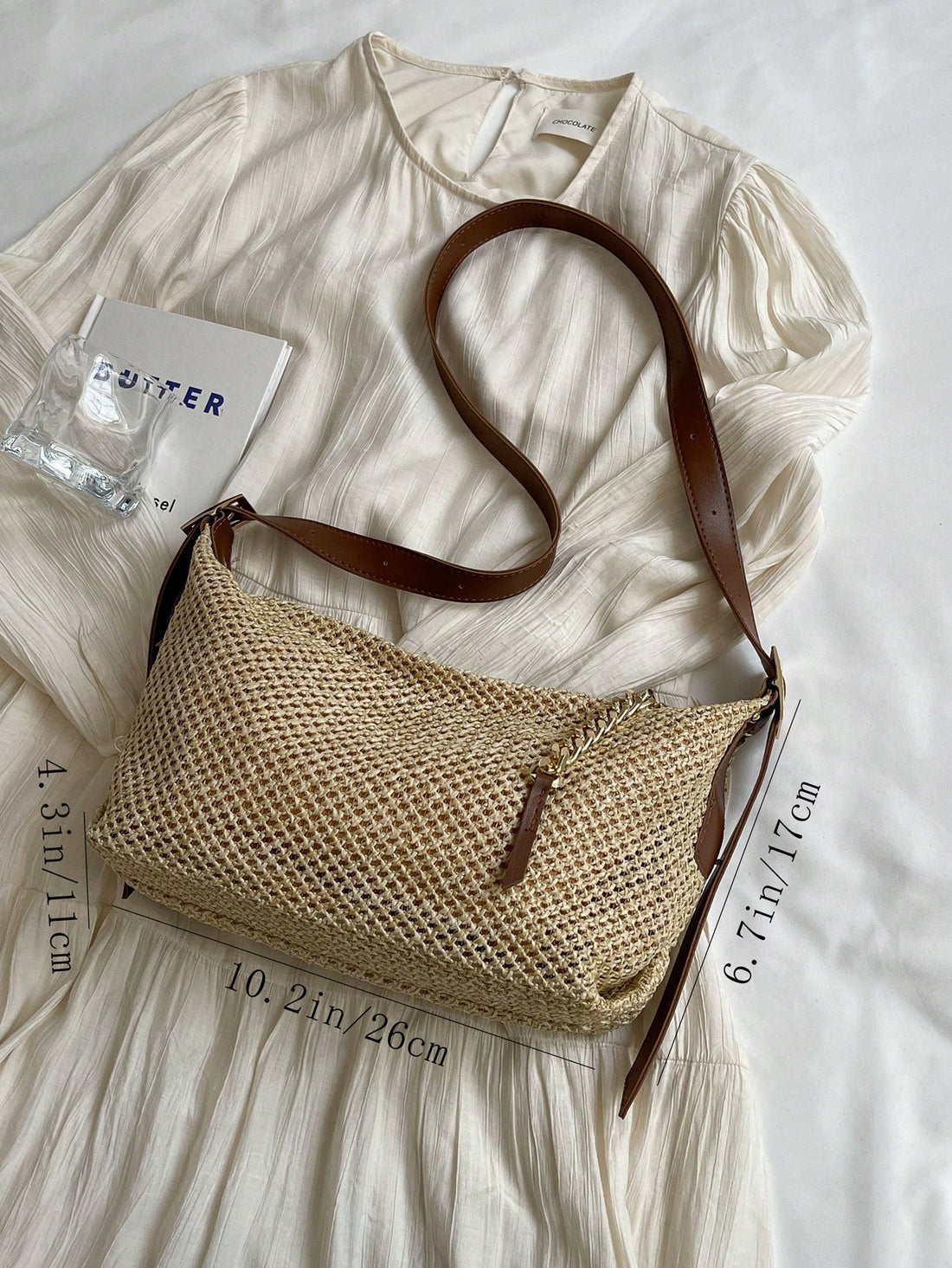 This chic woven bag in khaki is the ideal vintage summer accessory. With its timeless design and durable material, it is perfect for any occasion. Whether you're heading to the beach or a picnic in the park, this bag will elevate your style while keeping your essentials secure. 