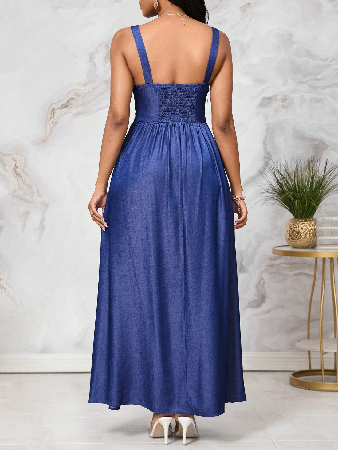 Introducing the chic and sassy Suspender Dress for tall women! Perfect for summer holidays, this denim dress features a playful tube top and trendy suspenders. Show off your unique style and stand out from the crowd with this must-have piece in your wardrobe.