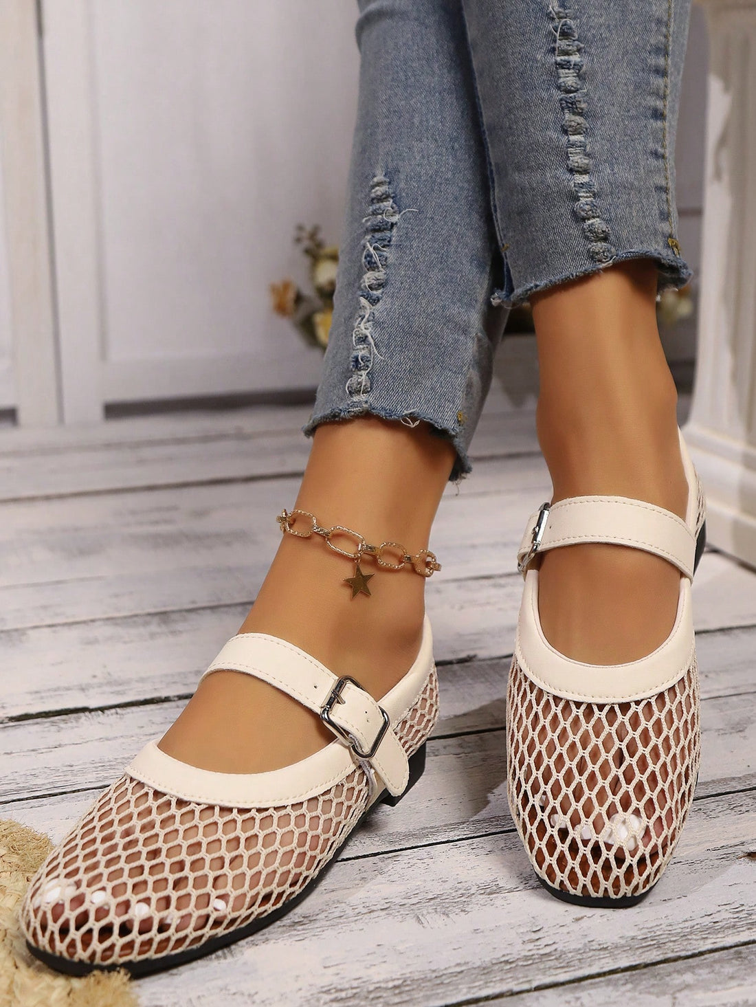 These chic beige mesh loafers flawlessly combine effortless style with comfort. The lightweight and breathable design ensures all-day wear without sacrificing fashion, while the slip-on Mary Jane flats are perfect for any occasion. Upgrade your shoe game with these must-have loafers.