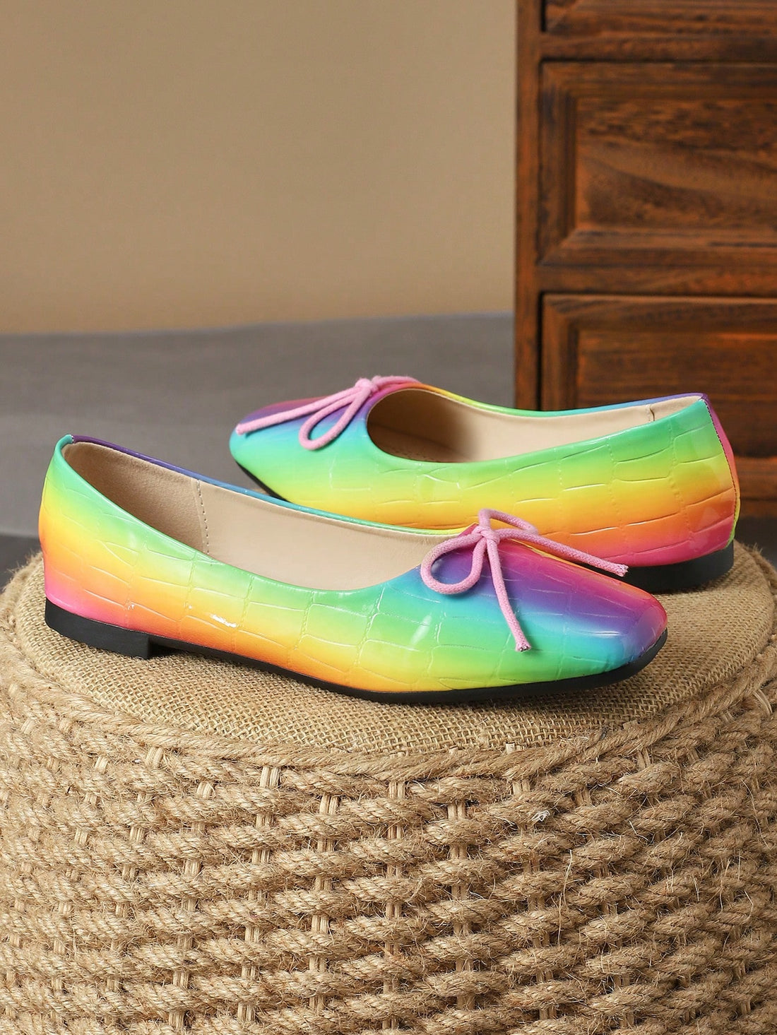 Elevate your style with our Chic Shallow Mouth Flat Shoes. The bowknot detail adds a touch of elegance while the shallow mouth design keeps you comfortable all day. Discover a chic and fashionable look with our light pink flats.