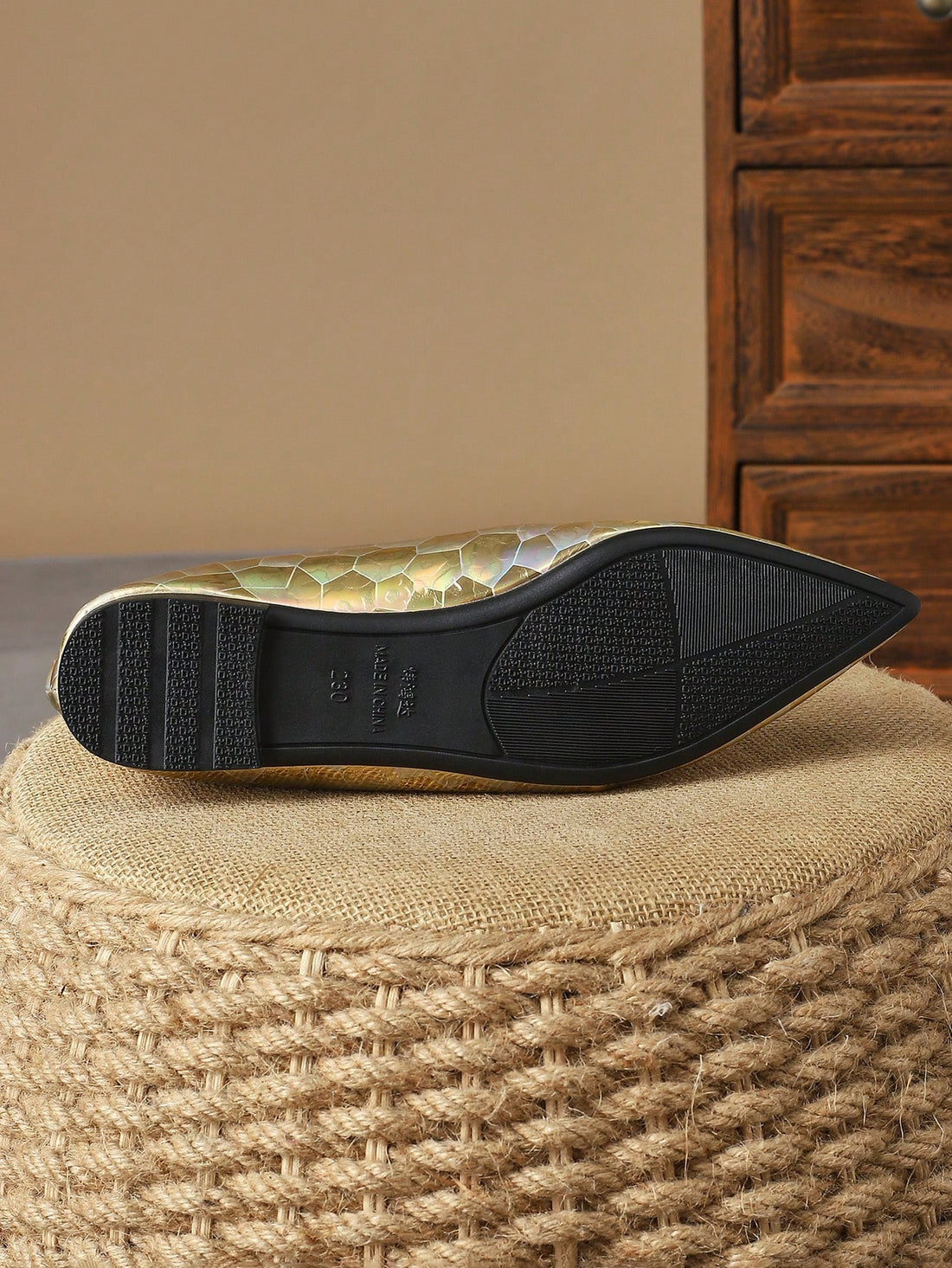 Choose comfort and style with our Chic Pointed Toe Flat Shoes for Women! With versatile autumn colors to choose from - Purple, Champagne, Red, Yellow, and Black - you can elevate any outfit. These flats feature a pointed toe design, perfect for a polished and sophisticated look.