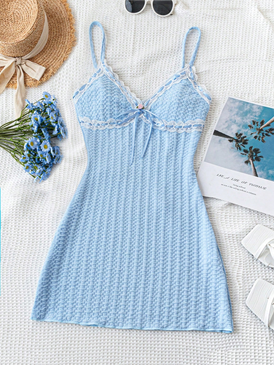This dress is a fun and flirty addition to your wardrobe. With chic color blocking and delicate lace trim, it's perfect for a night out (or in). The bodycon fit is both flattering and comfortable, making you the center of attention without sacrificing comfort.