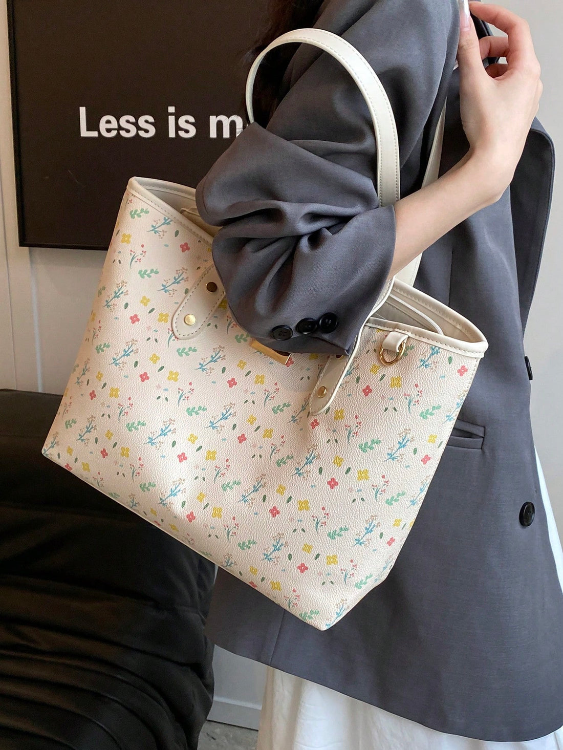 Experience style and functionality with our Chic Floral PU Tote Bag. Made from waterproof material, this bag is perfect for daily use, protecting your belongings from the elements. With its fashionable design, you can stay on trend while staying organized. A must-have for any fashion-forward individual.