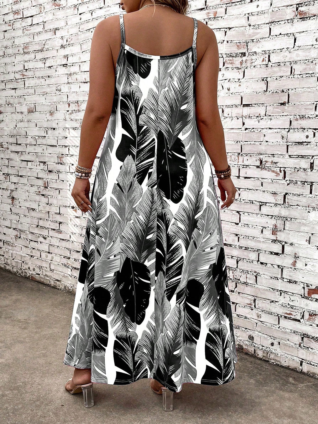 Get ready to turn heads with this chic plus-size floral maxi dress! Perfect for any holiday occasion, this dress is a staple in your casual wardrobe. From its flattering fit to its stylish floral print, you'll feel confident and stylish. Don't miss out on this must-have dress!