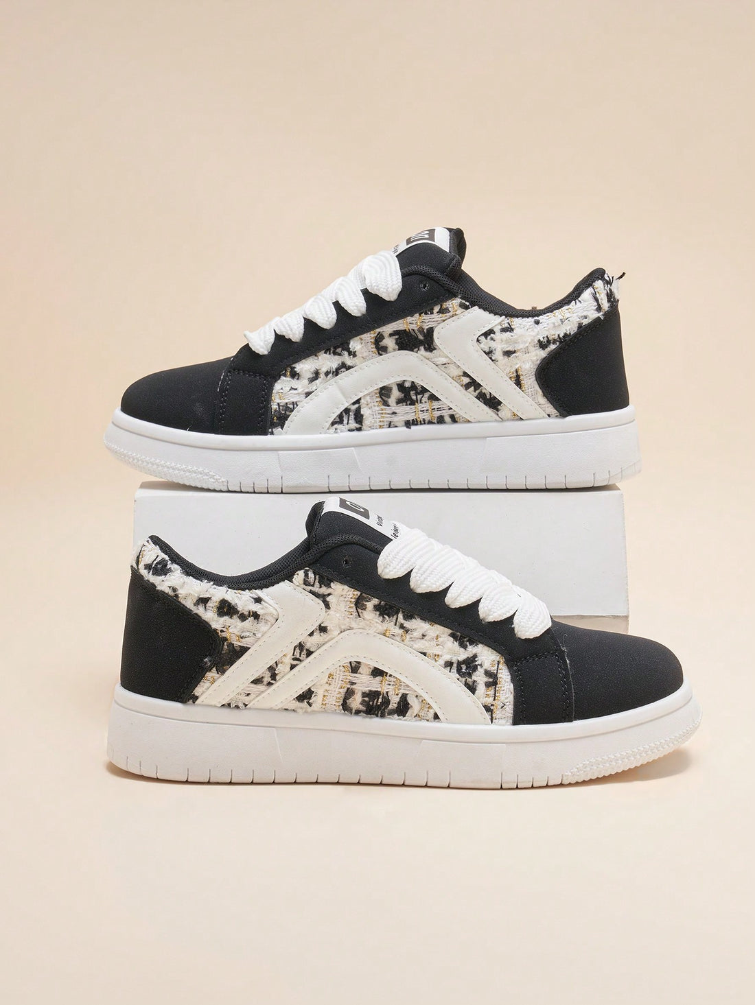 Introducing our Black Breathable Thick-Soled Outdoor Skateboarding Shoes for Women - the perfect blend of style and functionality. Made with breathable materials and a thick sole for optimal comfort and support. Perfect for casual sports activities, these shoes are a must-have for all active women.