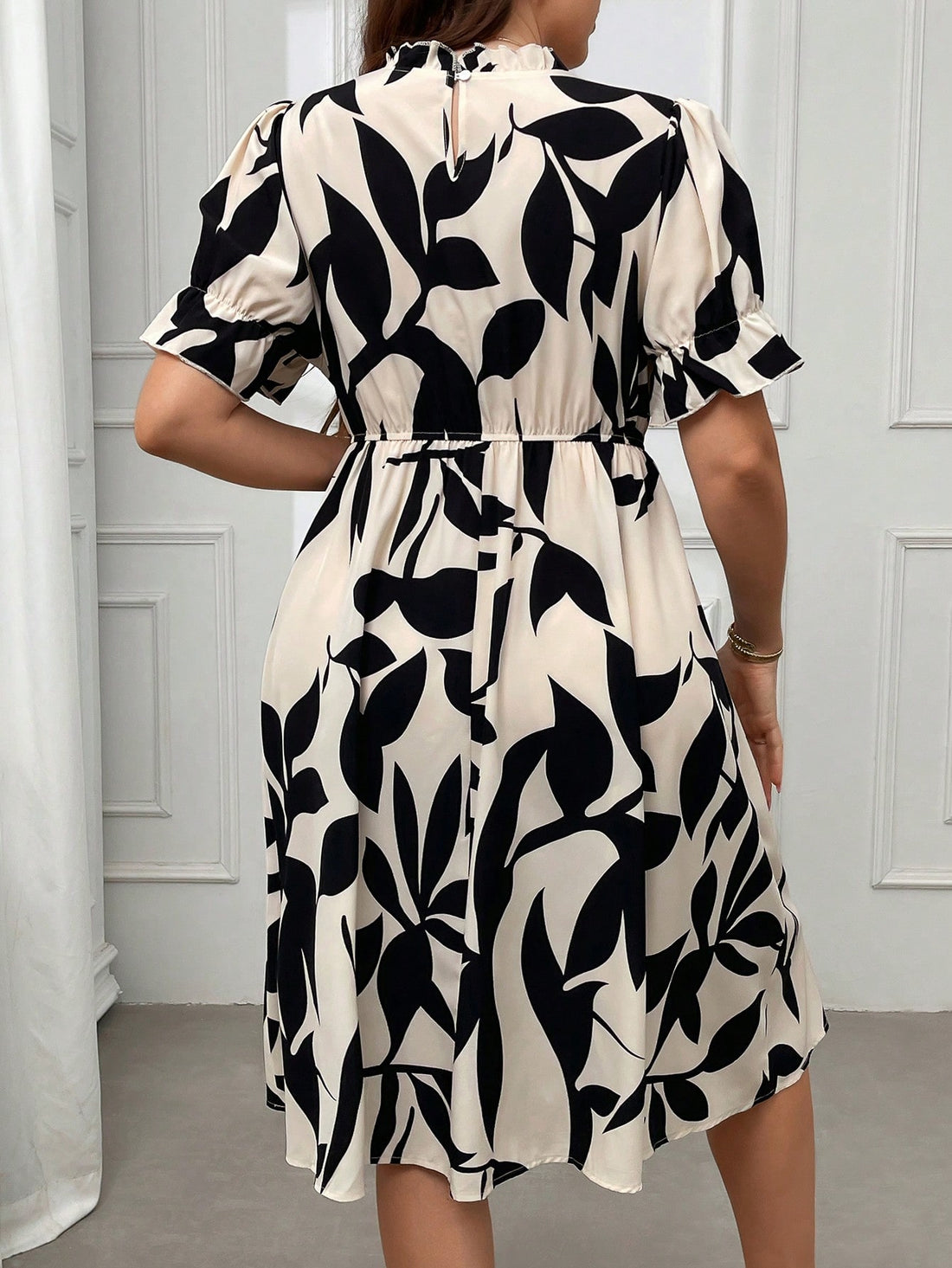 Get ready to turn heads in this Plus Size Boho Printed Ruffle Hem Dress! Perfect for sunny days and carefree vibes, its playful ruffle hem and vibrant print bring a fun, breezy touch to your summer wardrobe. Designed to flatter your curves while keeping you cool and comfy, this dress effortlessly blends style and ease for all your sunny adventures.