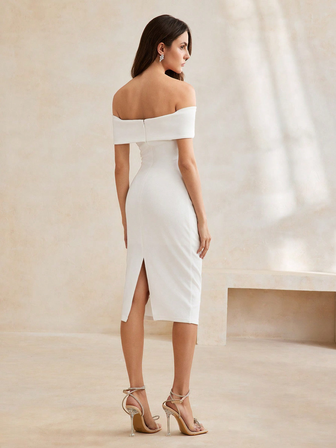 Unleash your inner chic with this off-shoulder bodycon dress. Perfect for summer vibes, this dress is both stylish and comfortable. The classic solid color gives it a timeless appeal. Show off your shoulders and your fashion sense with this must-have dress!