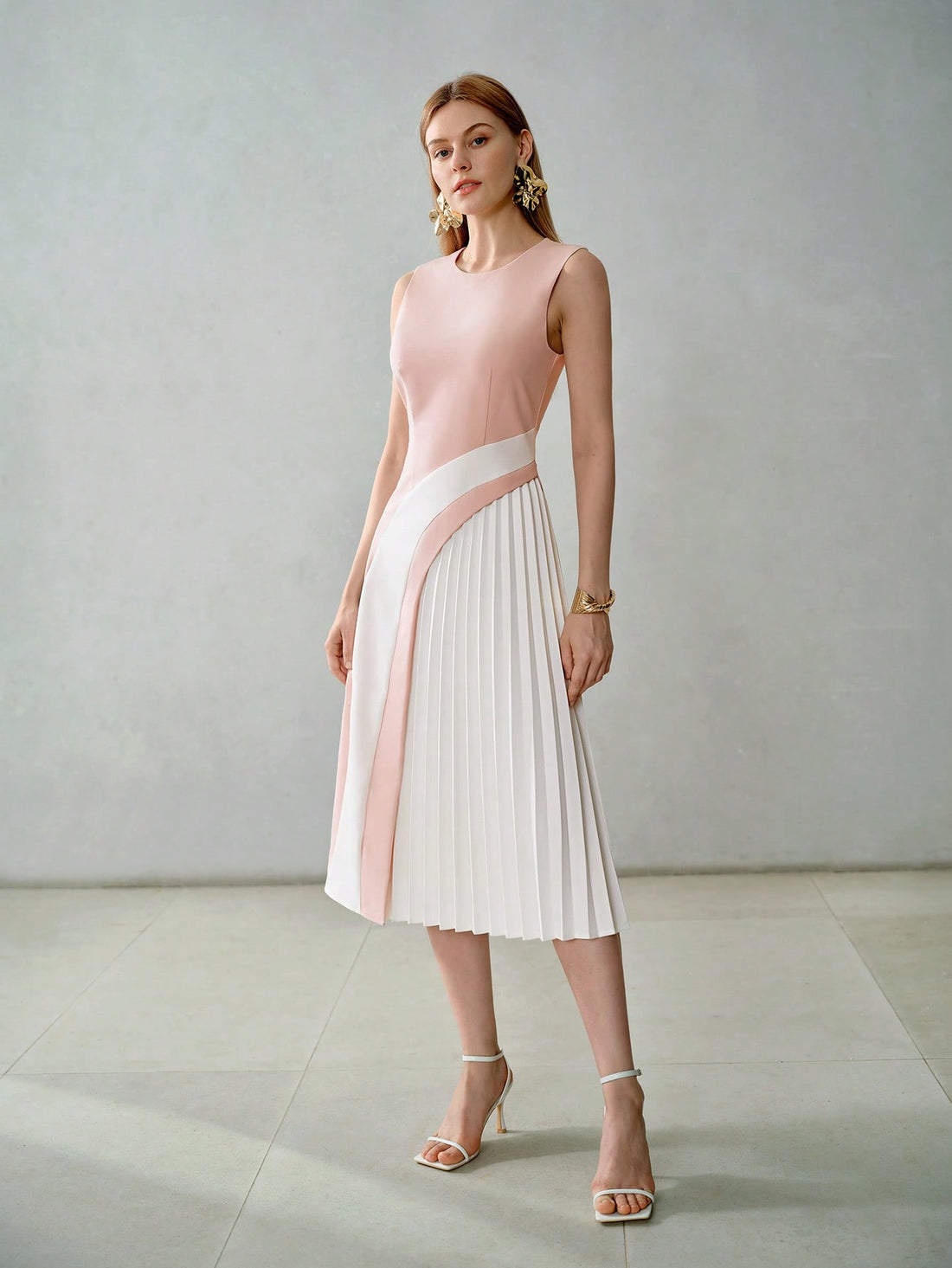 This modern and chic sleeveless dress boasts a premium color block design, making it a standout piece in any wardrobe. With its pleated detailing and high-quality materials, it offers both style and comfort for any occasion. Elevate your look with this elegant dress.