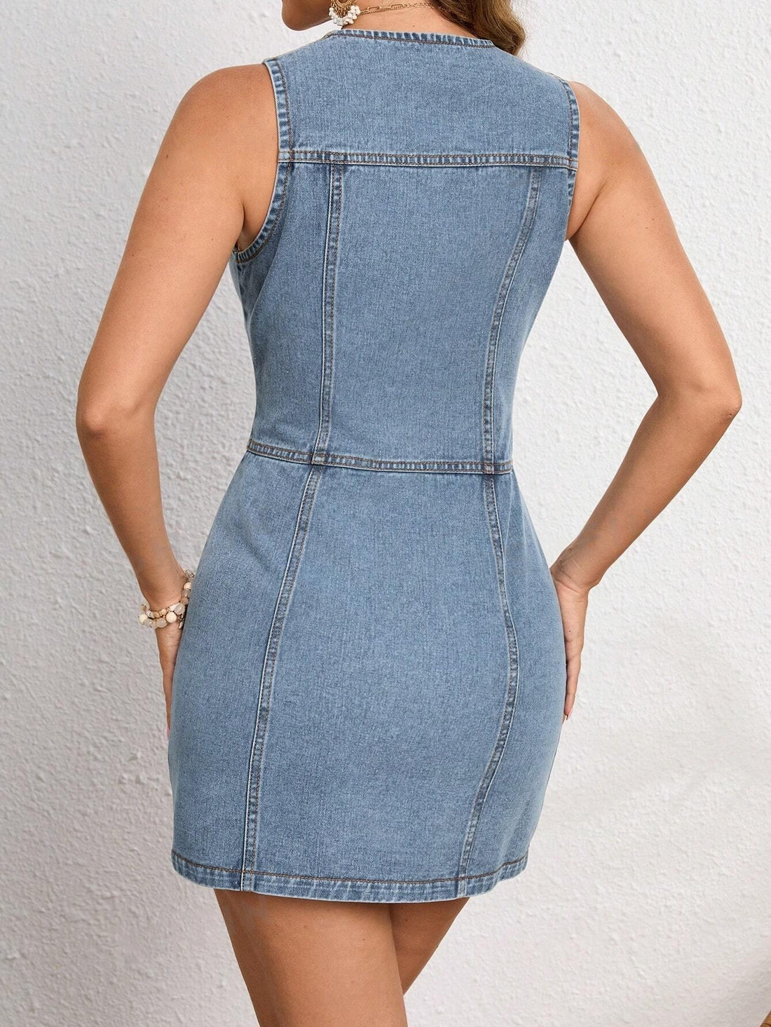 This sleeveless denim dress offers a versatile and stylish option for daily wear. With its simple yet chic design, it can be dressed up or down for any occasion. Made with high-quality denim, it provides both comfort and durability. Perfect for those looking for effortless style in their wardrobe.