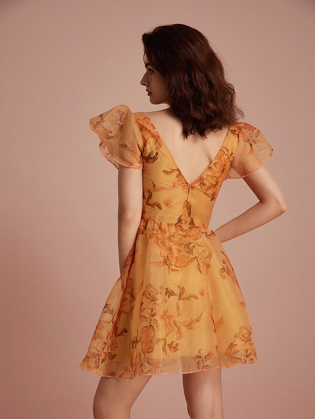 This elegant summer dress features a random flower print and a sweetheart neckline, creating a unique and stylish look. The sleeveless design is perfect for warm weather and allows for easy movement. Elevate your style with this sweet and sophisticated dress.