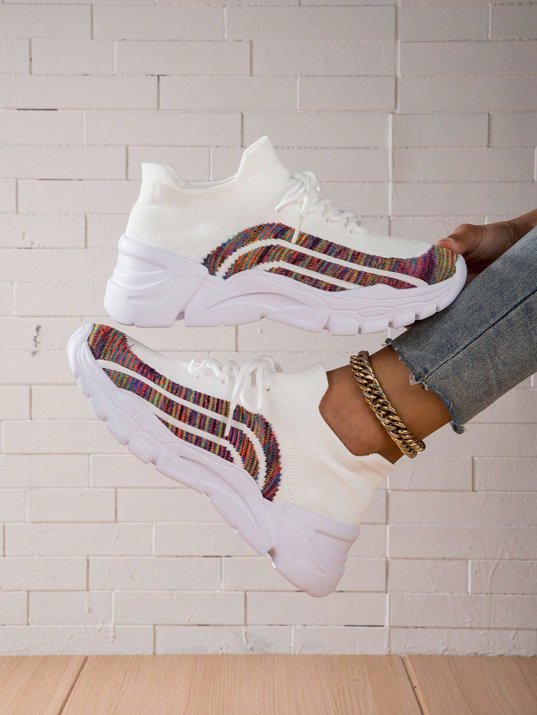 Stay comfortable and stylish on your runs with our sports shoes. With innovative cooling technology, you'll stay cool and dry no matter how intense your workout. These shoes are the perfect running companion, providing both style and performance. 