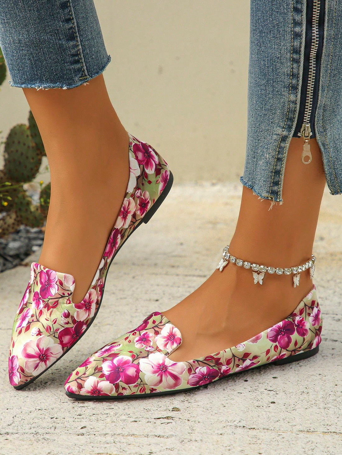 Get the perfect combination of sweetness and style with our Plus Size Pink Bowknot Flat Shoes for Women. These gorgeous flats feature a charming bowknot design and a comfortable fit for all-day wear. Elevate your shoe game with this chic and fashionable addition to your wardrobe.