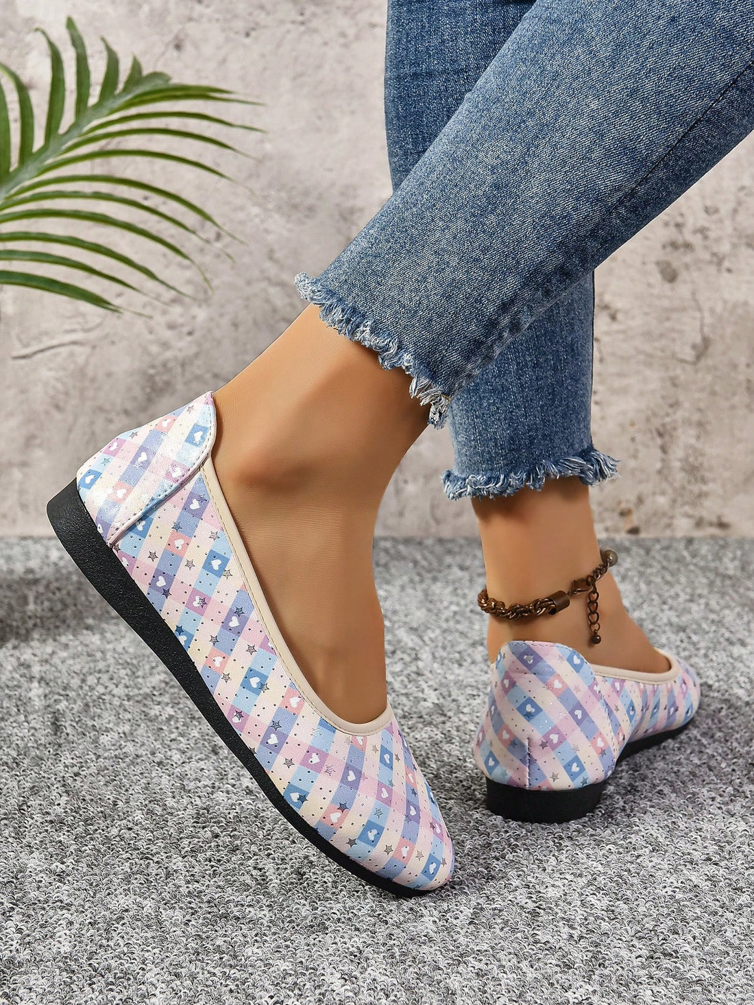 These comfortable cloth shoes are specifically designed for middle-aged and elderly mothers. With a focus on comfort, these shoes provide the perfect fit for all-day wear. Made with high-quality materials, they offer long-lasting support and are perfect for those looking for a practical and comfortable footwear solution.