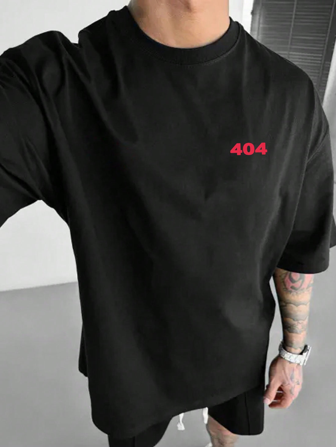 This men's casual summer graphic tee features a number print design and short sleeves for a stylish and comfortable look. Made with a round neck, it's perfect for everyday wear. Stay cool and on trend with this versatile t-shirt.