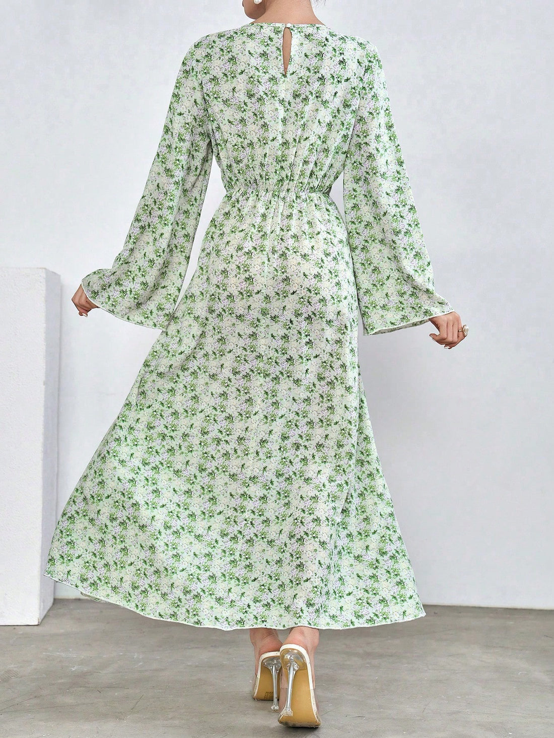 This exquisite Arabian dress features a captivating ditsy floral design and a lace-up front for a touch of effortless elegance. Made with high-quality materials, it effortlessly combines style and comfort for a truly enchanting look. Elevate your wardrobe with this must-have dress.