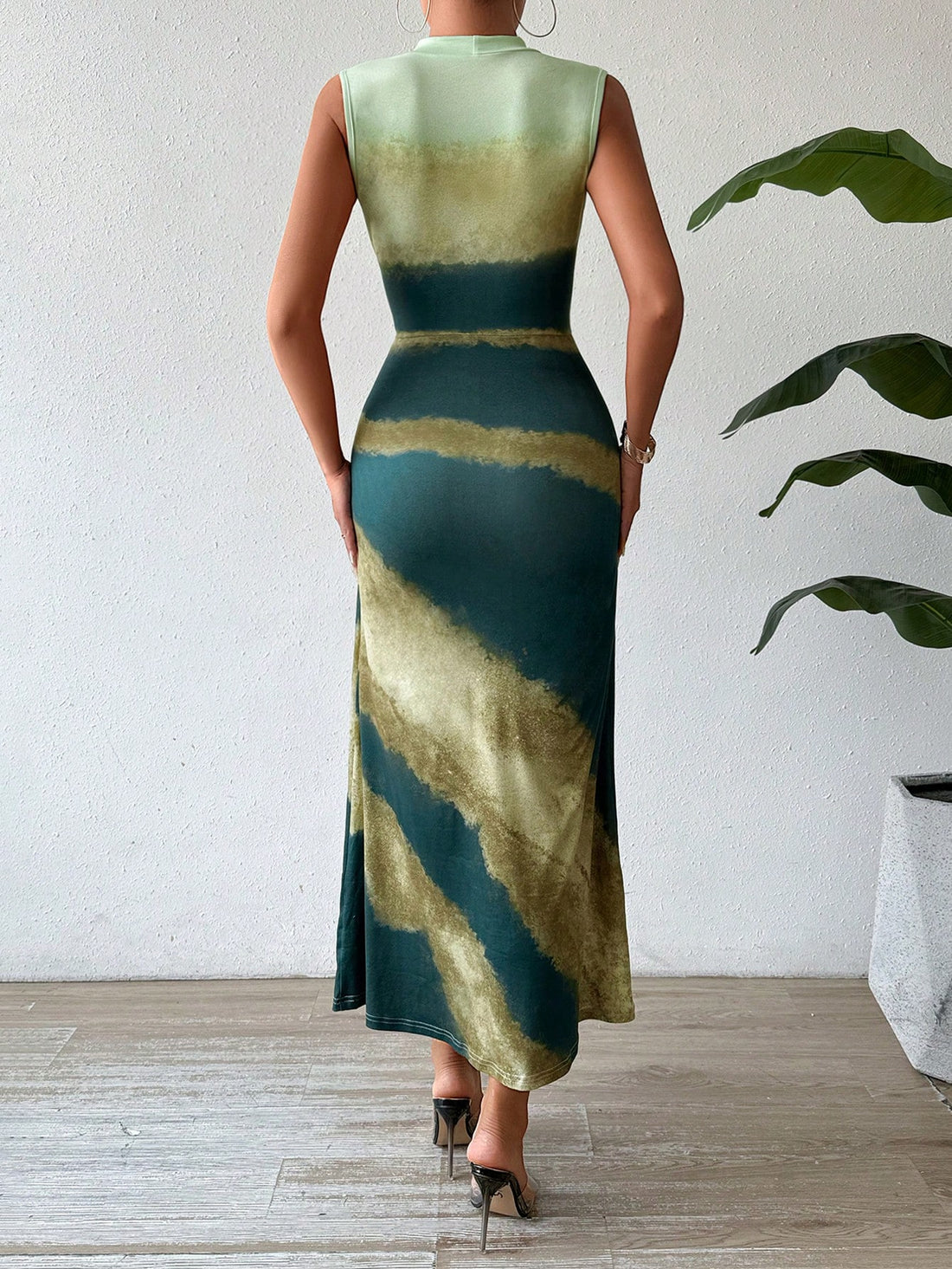 Effortlessly show off your summer style with our Chic Colorblock Stand Collar Sleeveless Maxi Dress. The perfect blend of elegance and ease, this dress will have you looking and feeling your best. (Maxi)mize your wardrobe with this must-have piece.