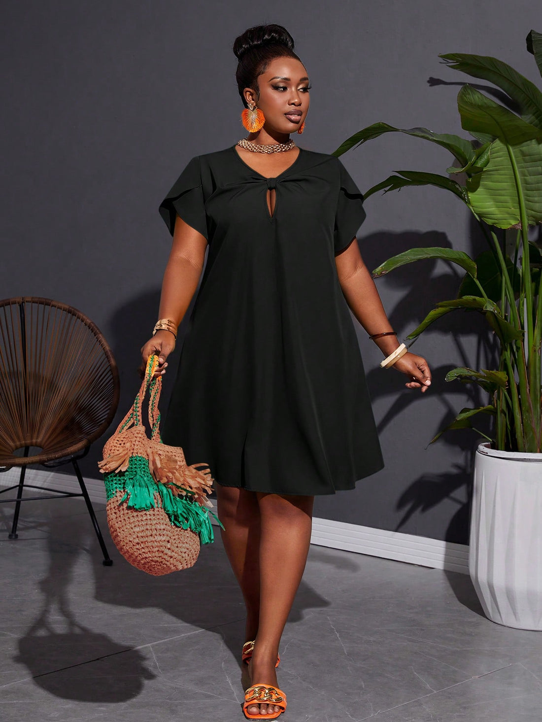 Step into vacation mode with this chic green plus size A-line dress, featuring a playful twisted knot detail that adds a flirty touch. Its flattering silhouette moves with you, making it perfect for sunny strolls or sunset dinners. Effortless style meets comfort in this must-have dress for your getaway wardrobe.